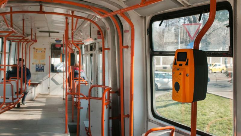 Metoda la care apelau doi bărbați care furau telefoanele unor femei în tramvaiele din București. Cum au fost prinși