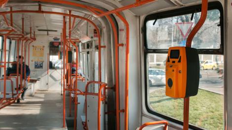 Metoda la care apelau doi bărbați care furau telefoanele unor femei în tramvaiele din București. Cum au fost prinși