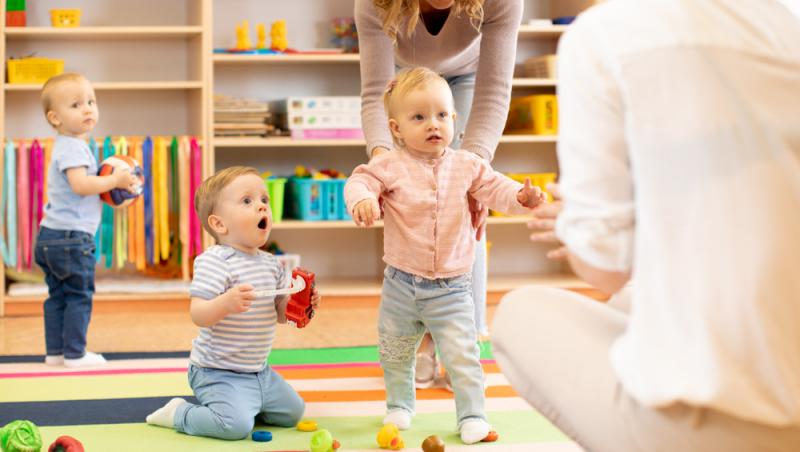 Valoarea tichetelor de creșă majorată. Cum pot beeficia părinții de acești bani lunar
