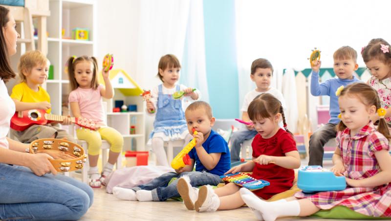 Valoarea tichetelor de creșă majorată. Cum pot beeficia părinții de acești bani lunar