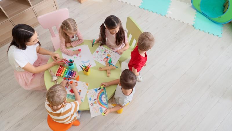 Valoarea tichetelor de creșă majorată. Cum pot beeficia părinții de acești bani lunar