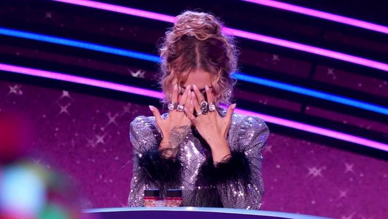 rita ora acoperindu-și fața