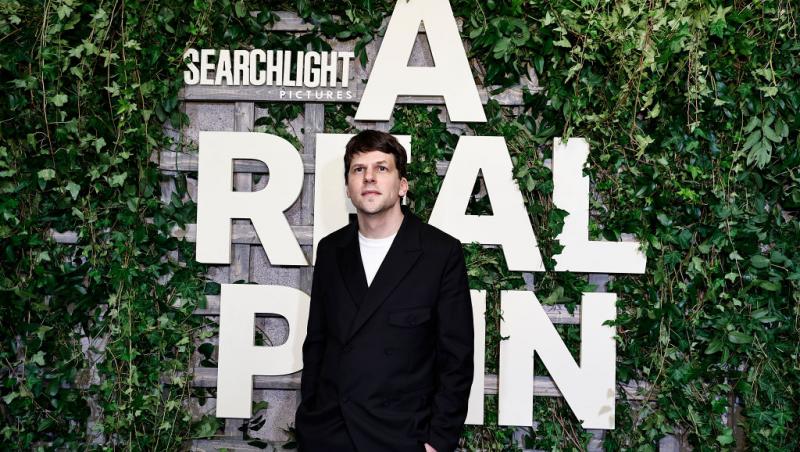 Actorul Jesse Eisenberg și-a făcut vacanța la Timișoara. Ce l-a impresionat:„Singura dată când am fost în vacanță și nu m-am urât”