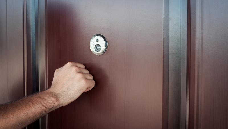 O nouă formă de înșelătorie cu gazele. Cum acționează hoții care intră în casele românilor cu acest pretext