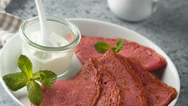 Rețetă de clătite din sfeclă roșie și banane. Prepară un desert prietenos cu silueta ta