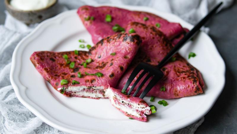 Rețetă de clătite din sfeclă roșie și banane. Prepară un desert prietenos cu silueta ta