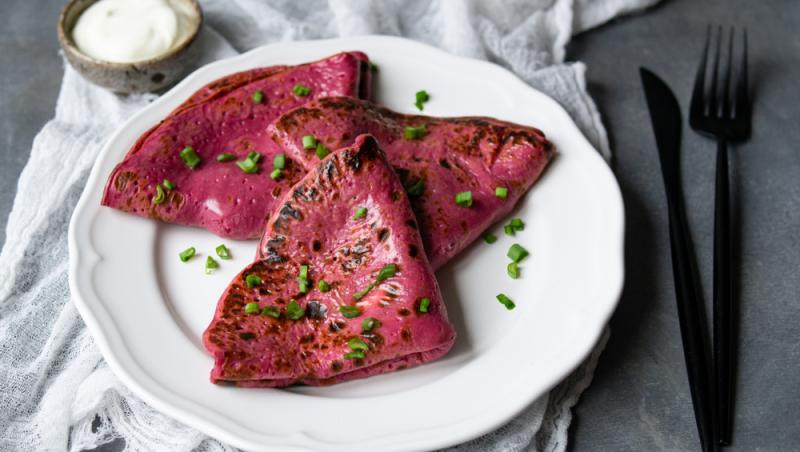 Rețetă de clătite din sfeclă roșie și banane. Prepară un desert prietenos cu silueta ta