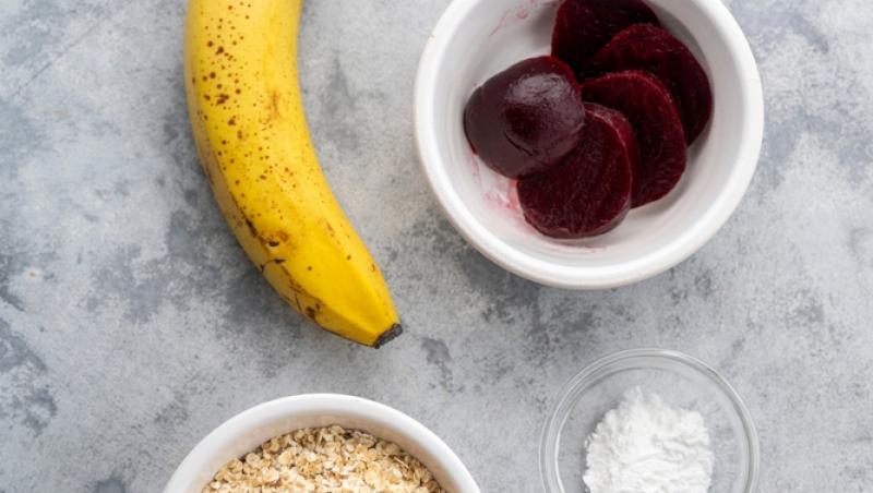 Rețetă de clătite din sfeclă roșie și banane. Prepară un desert prietenos cu silueta ta
