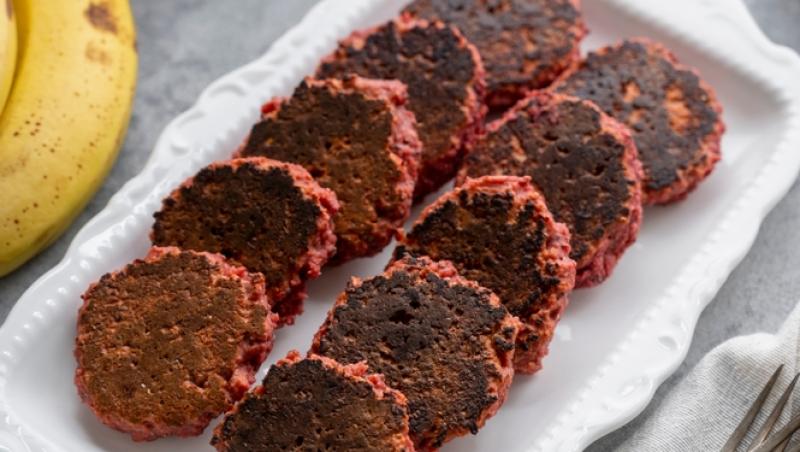 Rețetă de clătite din sfeclă roșie și banane. Prepară un desert prietenos cu silueta ta