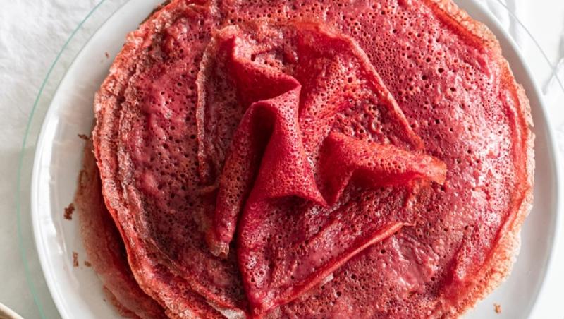 Rețetă de clătite din sfeclă roșie și banane. Prepară un desert prietenos cu silueta ta