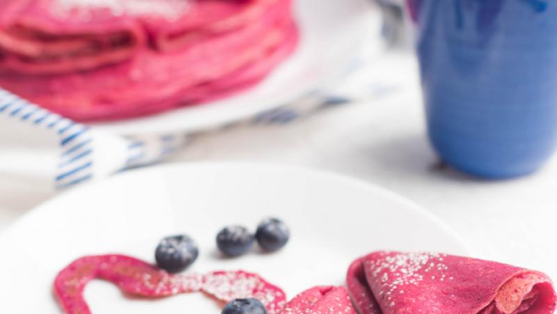 Rețetă de clătite din sfeclă roșie și banane. Prepară un desert prietenos cu silueta ta