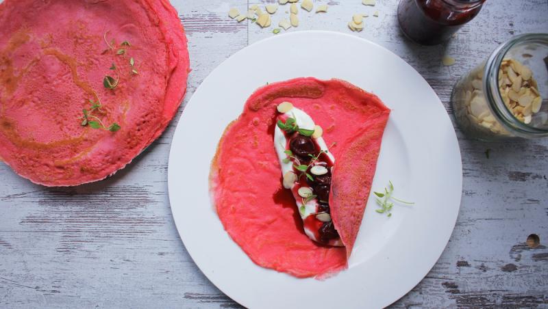 Rețetă de clătite din sfeclă roșie și banane. Prepară un desert prietenos cu silueta ta