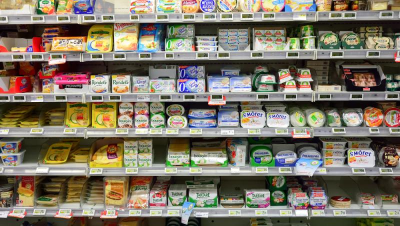 Alertă alimentară! Un mare lanț de magazine din România retrage de la vânzare un sortiment de brânză posibil contaminat cu E.coli