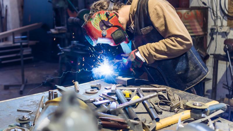 Ce salariu are un sudor român în Danemarca. Suma este de aproape 5 ori mai mare decât în România