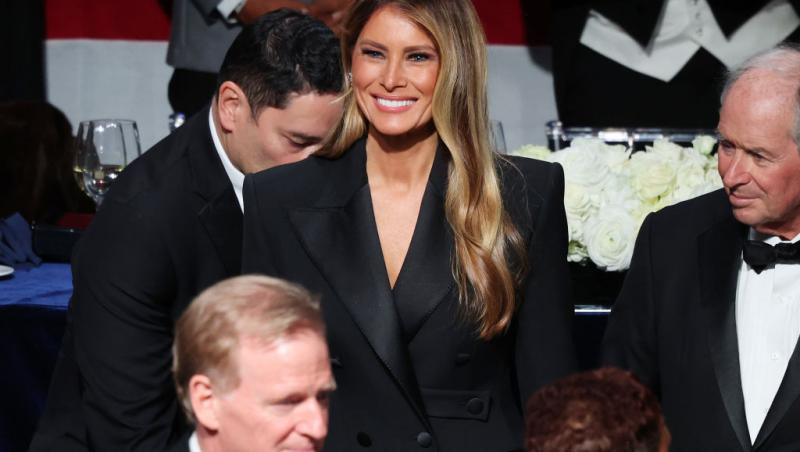 Noul portret al Melaniei Trump. Prima-doamnă a Americii a ajuns la Casa Albă.Ce diferențe sunt între acest portret și cel din 2017
