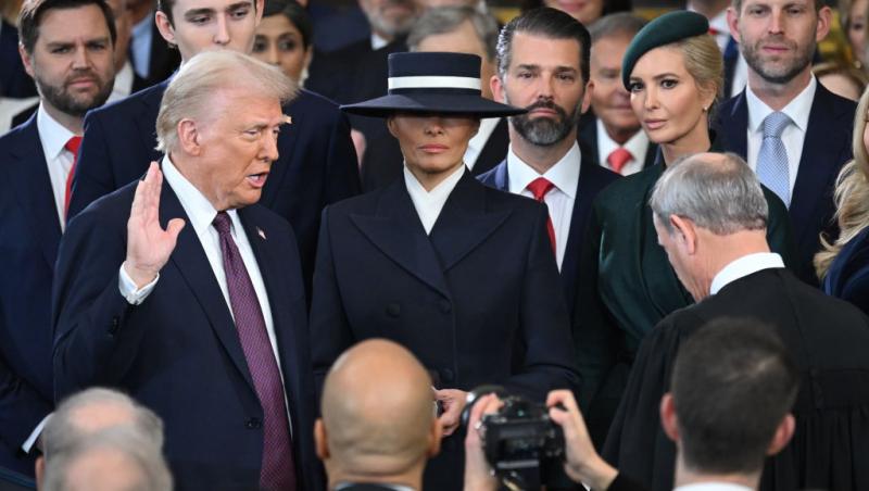 Noul portret al Melaniei Trump. Prima-doamnă a Americii a ajuns la Casa Albă.Ce diferențe sunt între acest portret și cel din 2017