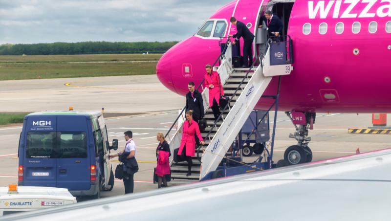 Ce salariu primește o stewardesă în 2025. Meseria este la mare căutare