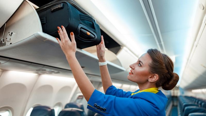 Ce salariu primește o stewardesă în 2025. Meseria este la mare căutare