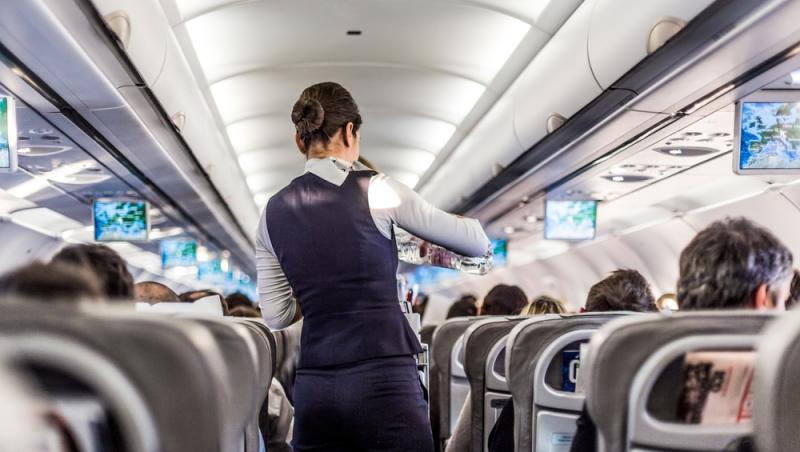 Ce salariu primește o stewardesă în 2025. Meseria este la mare căutare