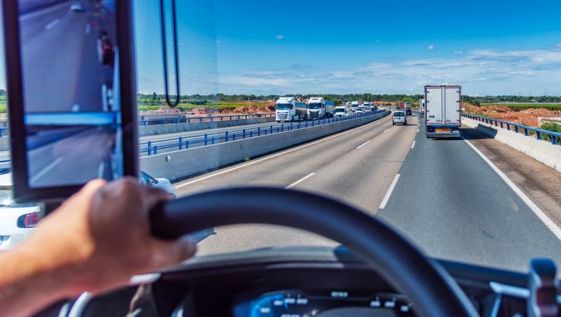 Câți bani încasează un șofer de tir din România. Care sunt domeniile cu cele mai bune salarii din țară