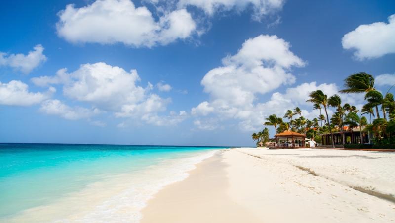 Cât costă o bere și o porție de cartofi prăjiți pe o plajă din Caraibe. Un român plecat în vacanță a postat totul