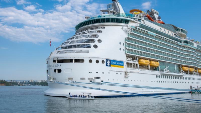 Cât costă o bere și o porție de cartofi prăjiți pe o plajă din Caraibe. Un român plecat în vacanță a postat totul