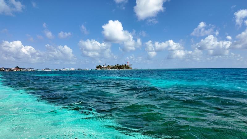 Cât costă o bere și o porție de cartofi prăjiți pe o plajă din Caraibe. Un român plecat în vacanță a postat totul