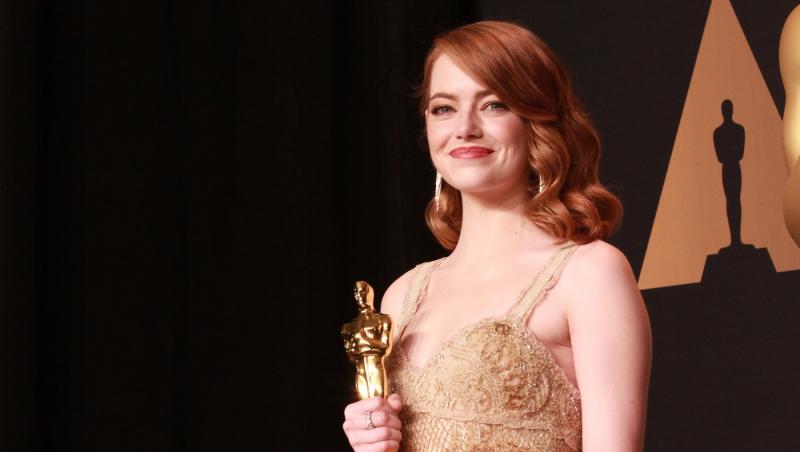 Schimbarea de la look a actritei Emma Stone a facut-o de nerecunoscut pe covorul rosu la Gala decernarii premiilor Globul de Aur