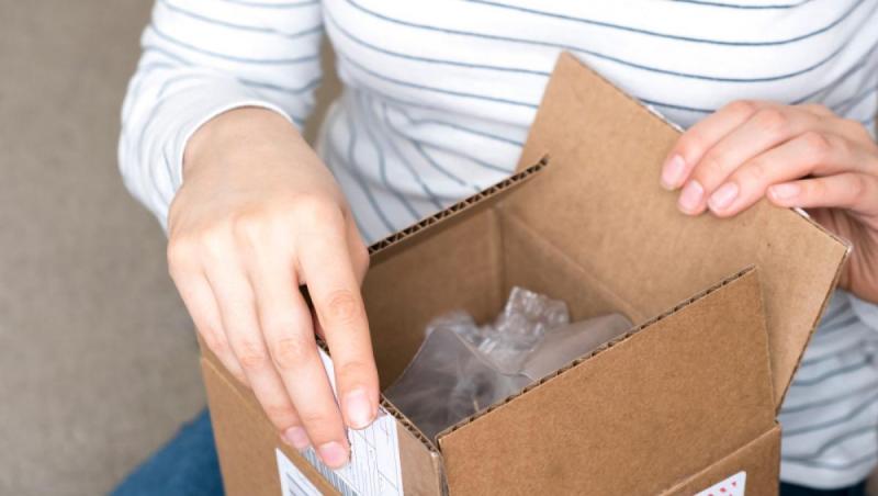 imagine cu o femeie care deschise o cutie cu o comandă