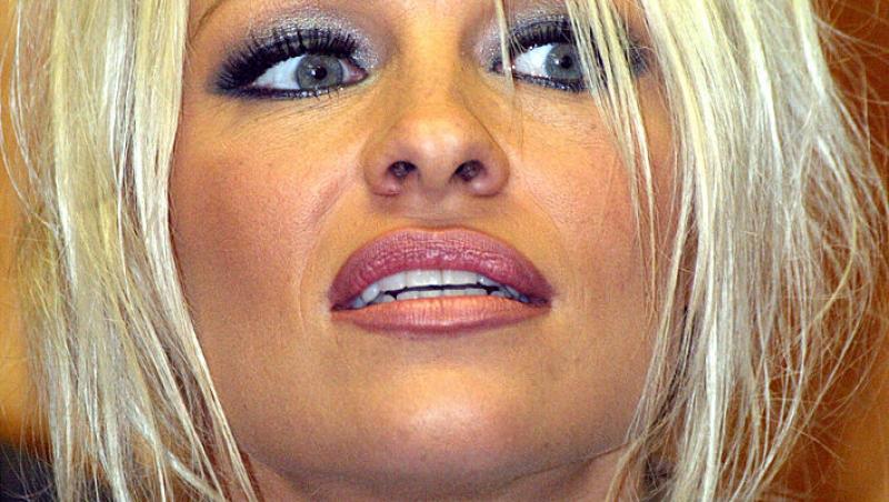 Pamela Anderson, schimbare radicală de look. Vedeta a renunțat la blondul care a consacrat-o: „Arată fabulos”