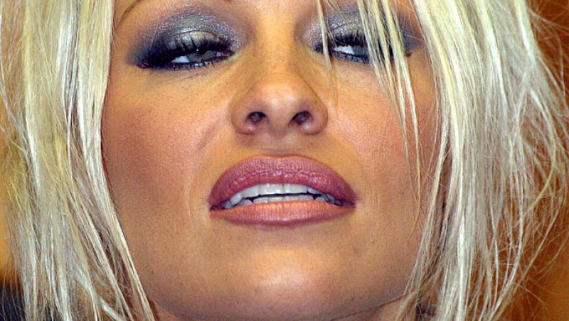 Pamela Anderson, schimbare radicală de look. Vedeta a renunțat la blondul care a consacrat-o: „Arată fabulos”