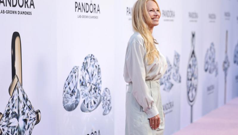 Pamela Anderson, schimbare radicală de look. Vedeta a renunțat la blondul care a consacrat-o: „Arată fabulos”
