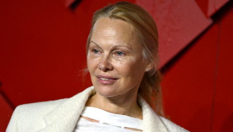 Pamela Anderson, schimbare radicală de look. Vedeta a renunțat la blondul care a consacrat-o: „Arată fabulos”