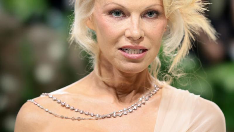Pamela Anderson, schimbare radicală de look. Vedeta a renunțat la blondul care a consacrat-o: „Arată fabulos”