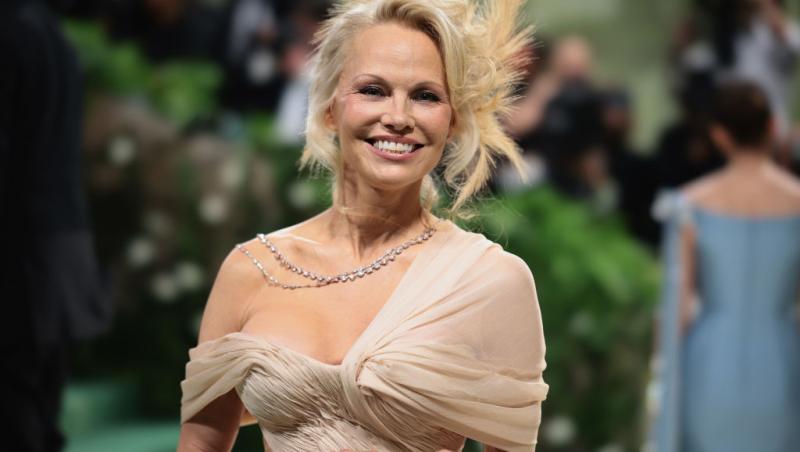Pamela Anderson, schimbare radicală de look. Vedeta a renunțat la blondul care a consacrat-o: „Arată fabulos”