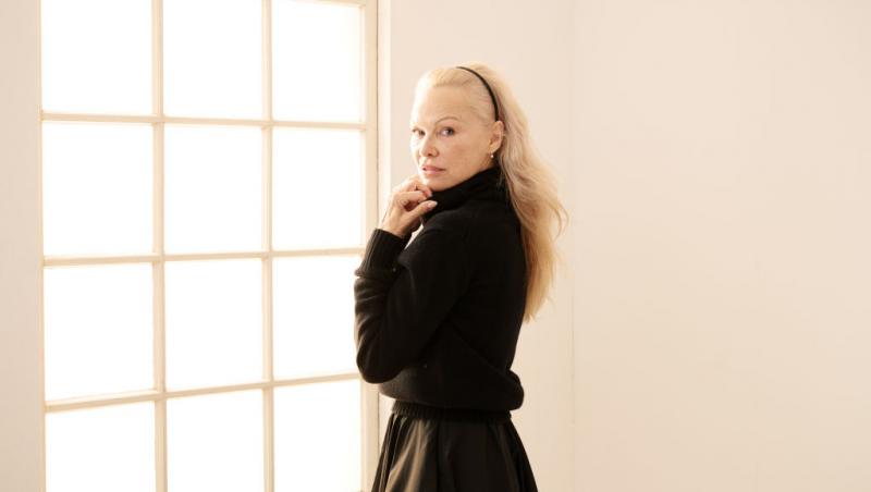 Pamela Anderson, schimbare radicală de look. Vedeta a renunțat la blondul care a consacrat-o: „Arată fabulos”
