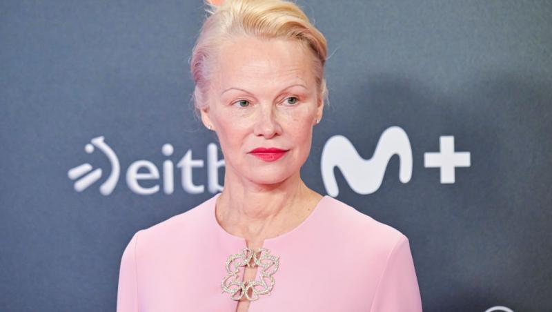 Pamela Anderson, schimbare radicală de look. Vedeta a renunțat la blondul care a consacrat-o: „Arată fabulos”