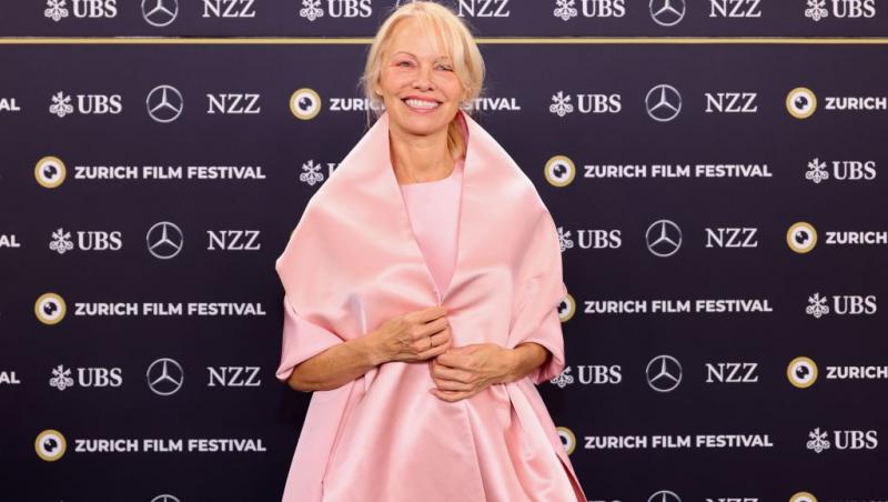 Pamela Anderson, schimbare radicală de look. Vedeta a renunțat la blondul care a consacrat-o: „Arată fabulos”