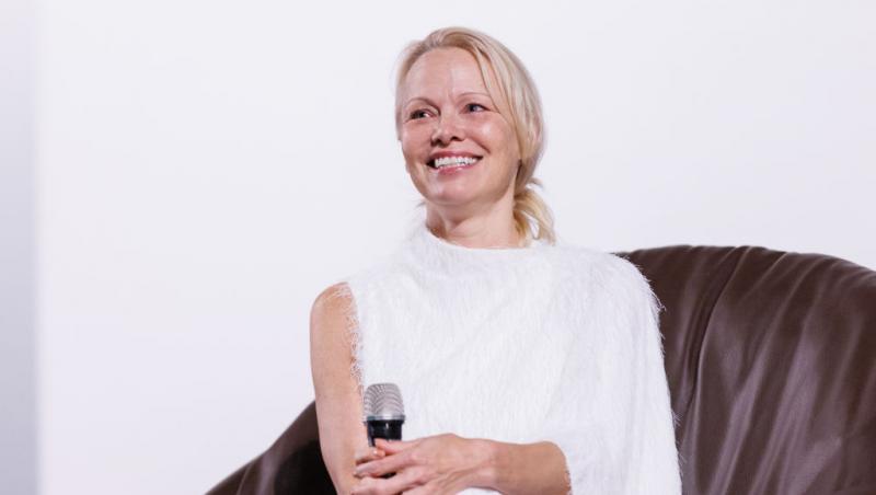 Pamela Anderson, schimbare radicală de look. Vedeta a renunțat la blondul care a consacrat-o: „Arată fabulos”