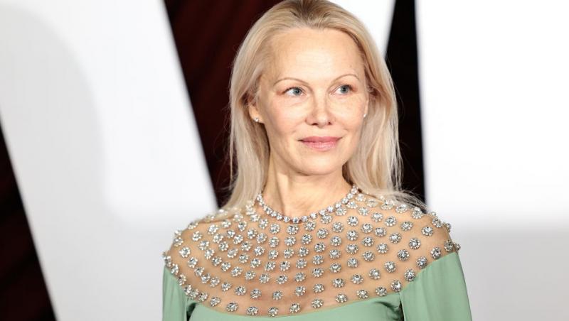 Pamela Anderson, schimbare radicală de look. Vedeta a renunțat la blondul care a consacrat-o: „Arată fabulos”