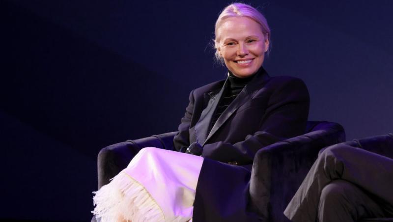 Pamela Anderson, schimbare radicală de look. Vedeta a renunțat la blondul care a consacrat-o: „Arată fabulos”