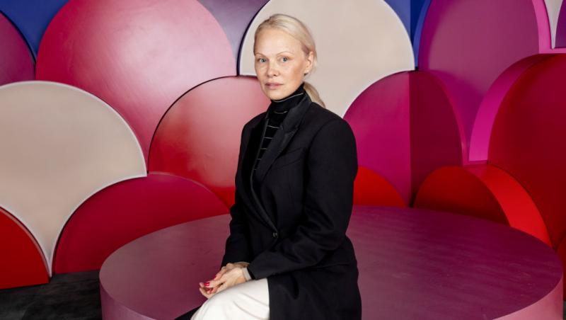 Pamela Anderson, schimbare radicală de look. Vedeta a renunțat la blondul care a consacrat-o: „Arată fabulos”