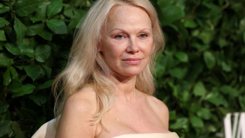 Pamela Anderson, schimbare radicală de look. Vedeta a renunțat la blondul care a consacrat-o: „Arată fabulos”