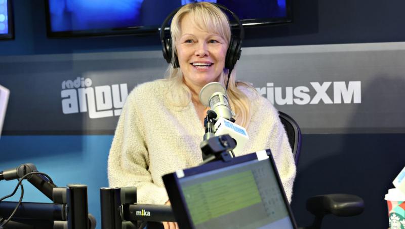 Pamela Anderson, schimbare radicală de look. Vedeta a renunțat la blondul care a consacrat-o: „Arată fabulos”