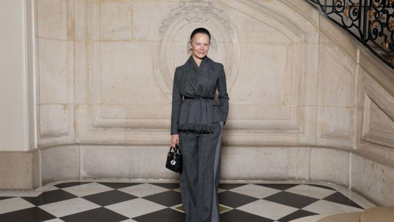 Pamela Anderson, schimbare radicală de look. Vedeta a renunțat la blondul care a consacrat-o: „Arată fabulos”