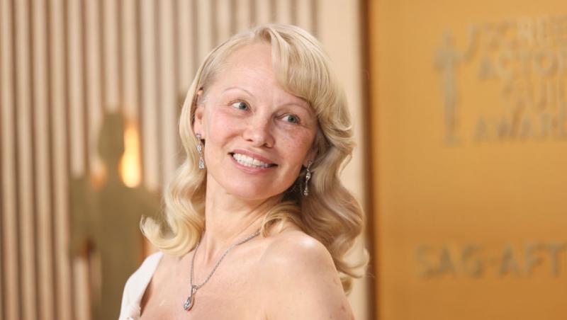 Pamela Anderson, schimbare radicală de look. Vedeta a renunțat la blondul care a consacrat-o: „Arată fabulos”