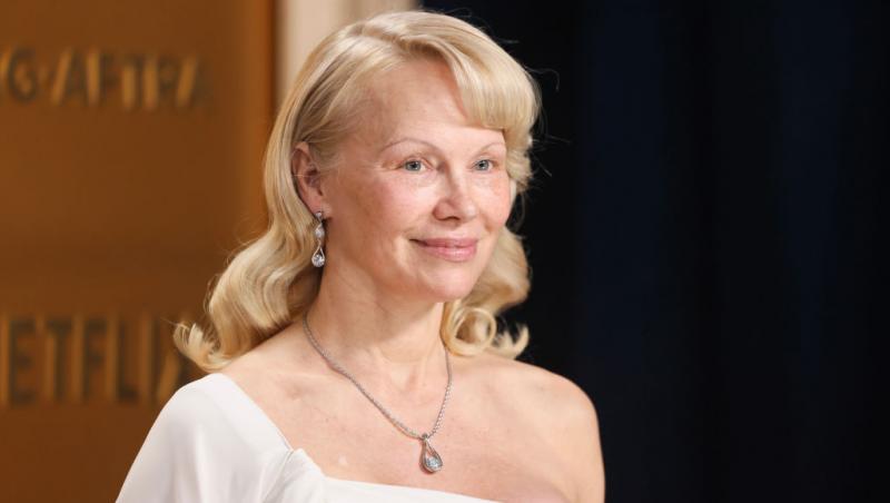 Pamela Anderson, schimbare radicală de look. Vedeta a renunțat la blondul care a consacrat-o: „Arată fabulos”