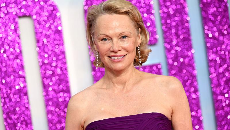 Pamela Anderson, schimbare radicală de look. Vedeta a renunțat la blondul care a consacrat-o: „Arată fabulos”