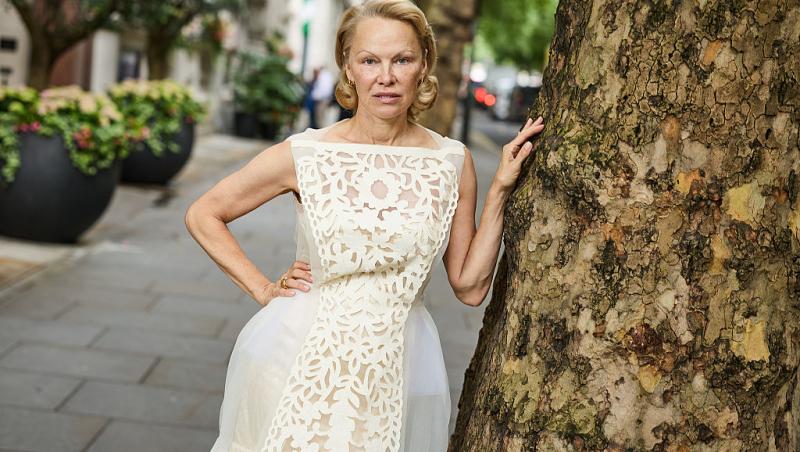 Pamela Anderson, schimbare radicală de look. Vedeta a renunțat la blondul care a consacrat-o: „Arată fabulos”
