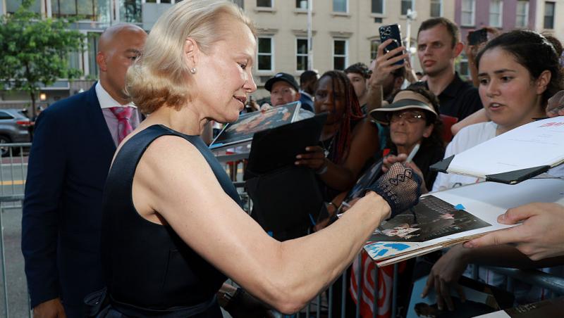 Pamela Anderson, schimbare radicală de look. Vedeta a renunțat la blondul care a consacrat-o: „Arată fabulos”